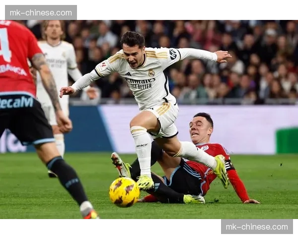 终场哨响，塞尔塔保级成功，老将阿斯帕斯跪地亲吻草皮